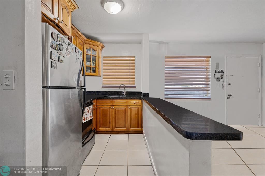 For Sale: $208,000 (1 beds, 1 baths, 627 Square Feet)