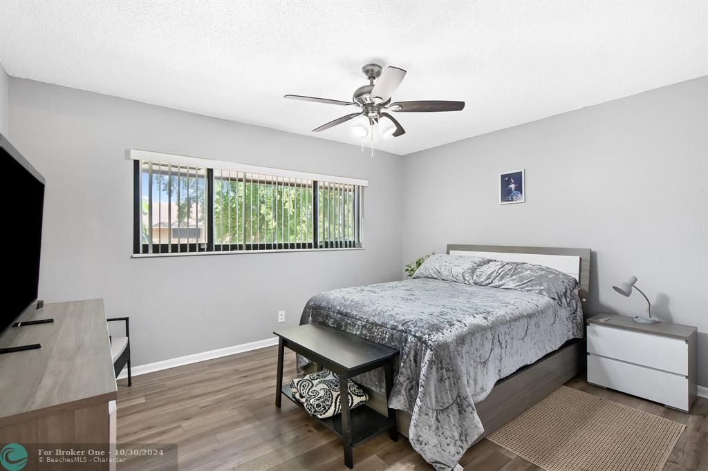 For Sale: $285,000 (2 beds, 2 baths, 1428 Square Feet)