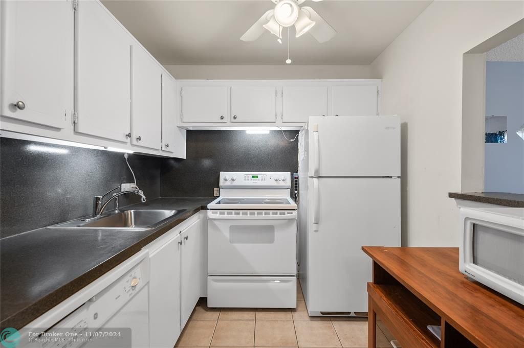 For Sale: $123,900 (1 beds, 1 baths, 603 Square Feet)