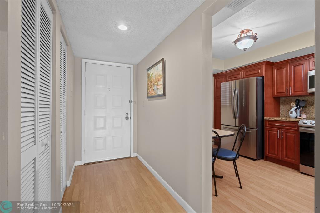 For Sale: $329,000 (2 beds, 2 baths, 1292 Square Feet)