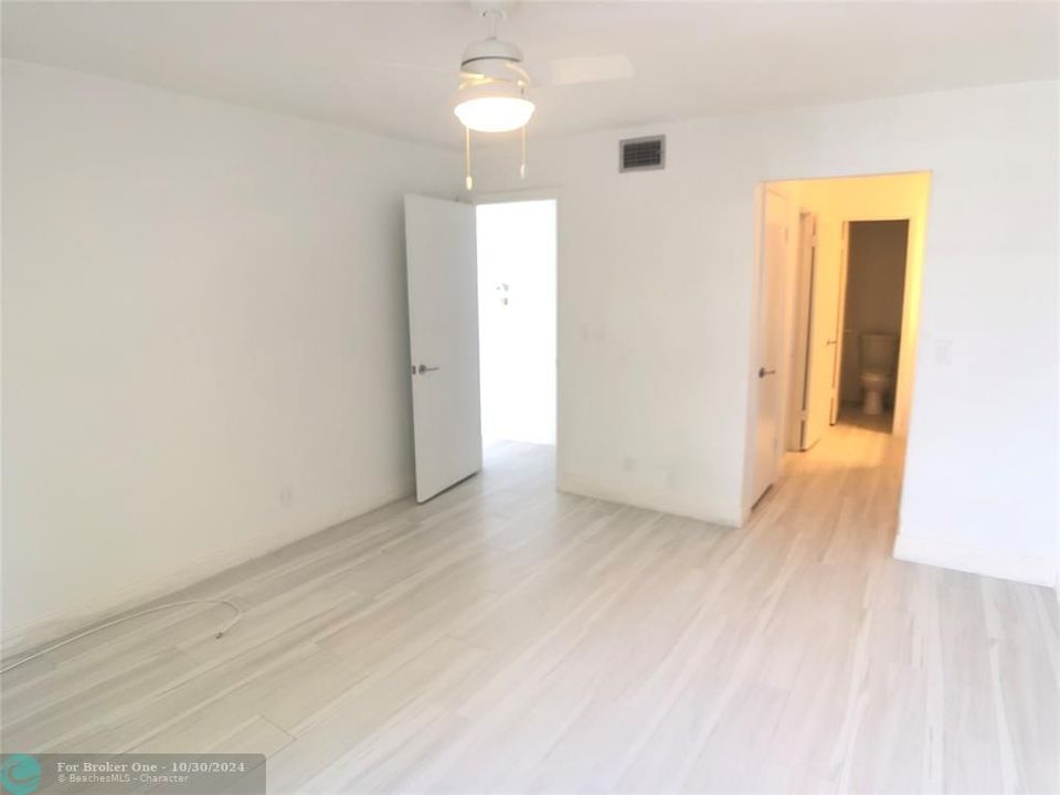 For Sale: $324,900 (1 beds, 1 baths, 850 Square Feet)