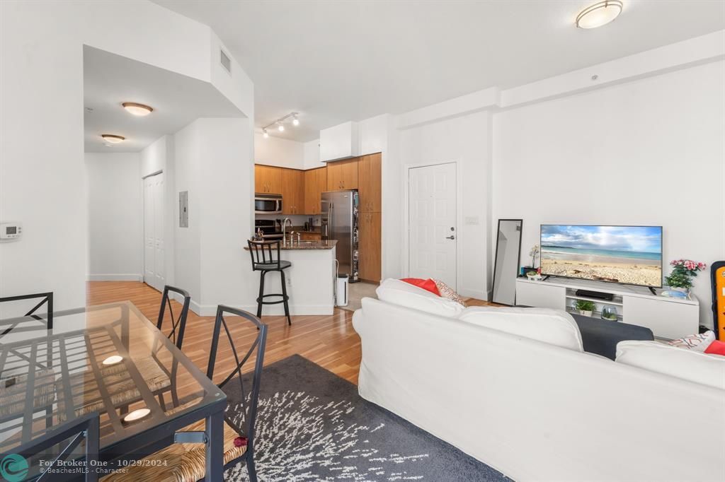 For Sale: $345,000 (1 beds, 1 baths, 899 Square Feet)