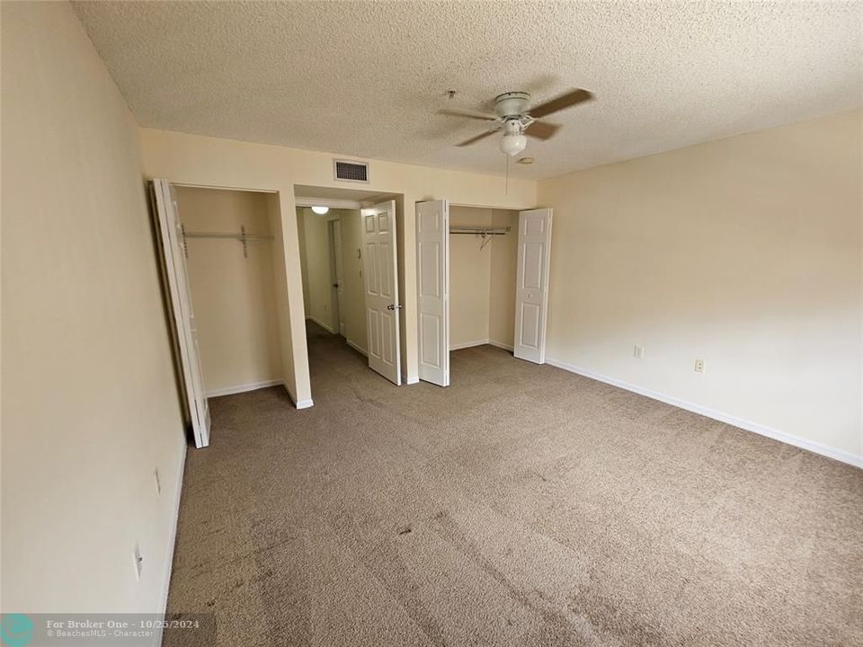 For Sale: $325,000 (1 beds, 1 baths, 859 Square Feet)