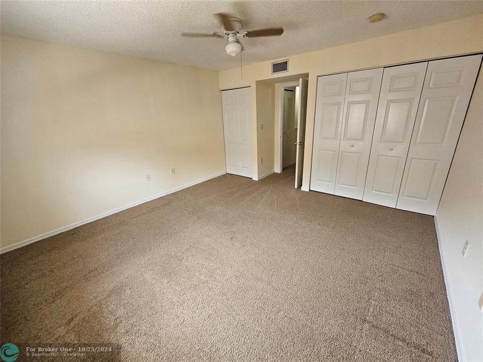 For Sale: $325,000 (1 beds, 1 baths, 859 Square Feet)