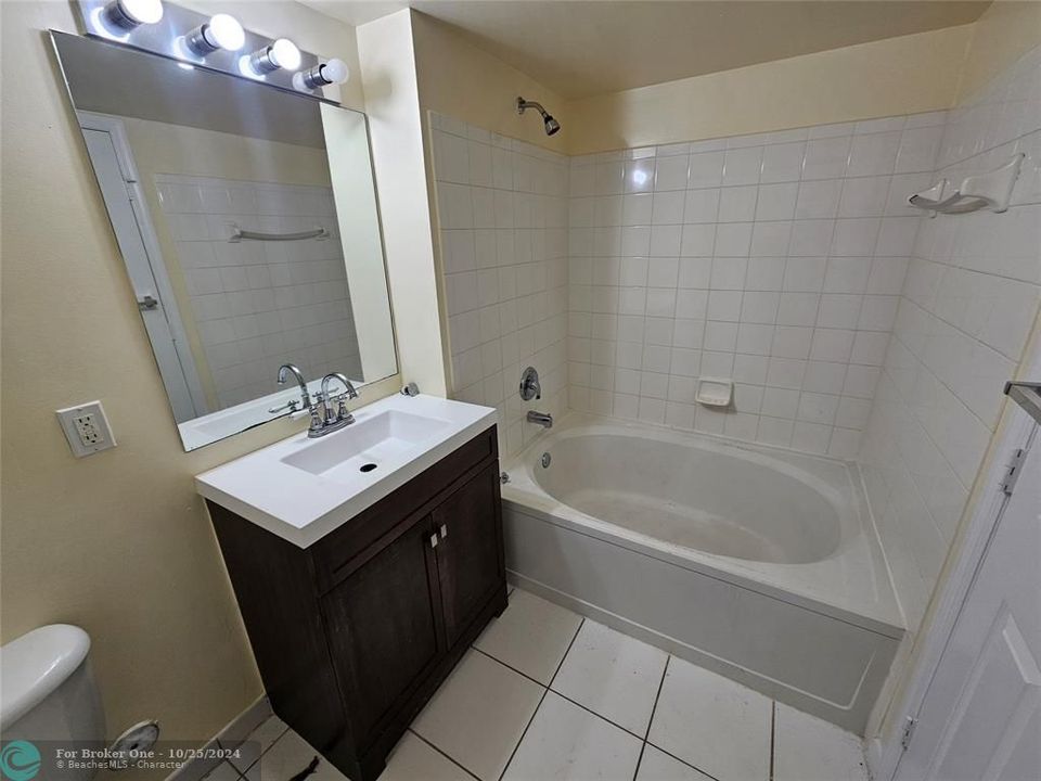 For Sale: $325,000 (1 beds, 1 baths, 859 Square Feet)