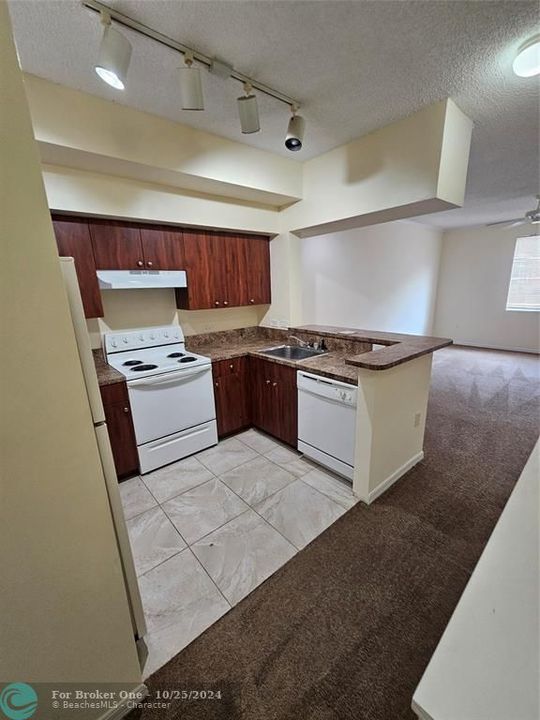 For Sale: $325,000 (1 beds, 1 baths, 859 Square Feet)