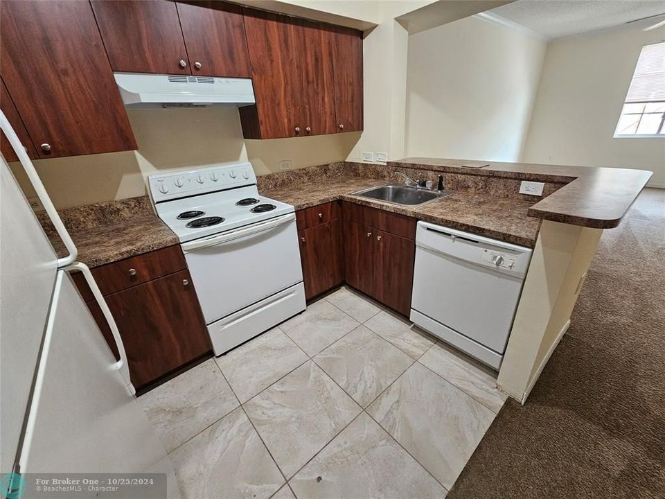 For Sale: $325,000 (1 beds, 1 baths, 859 Square Feet)