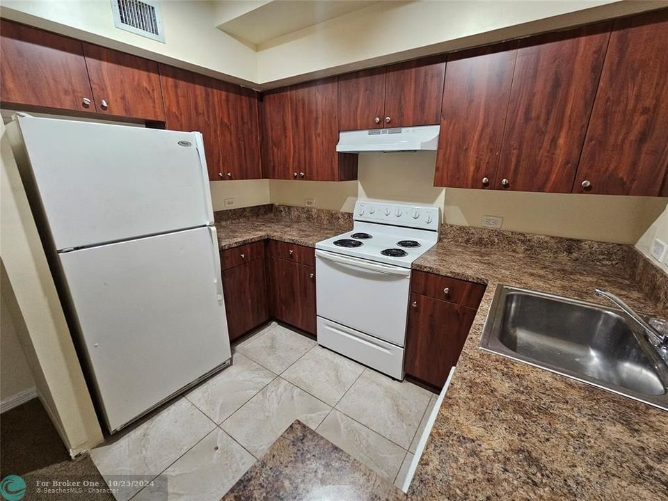 For Sale: $325,000 (1 beds, 1 baths, 859 Square Feet)