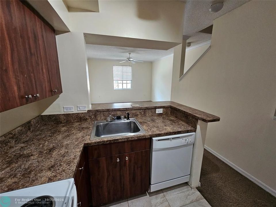 For Sale: $325,000 (1 beds, 1 baths, 859 Square Feet)