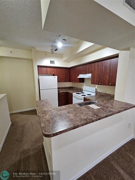 For Sale: $325,000 (1 beds, 1 baths, 859 Square Feet)