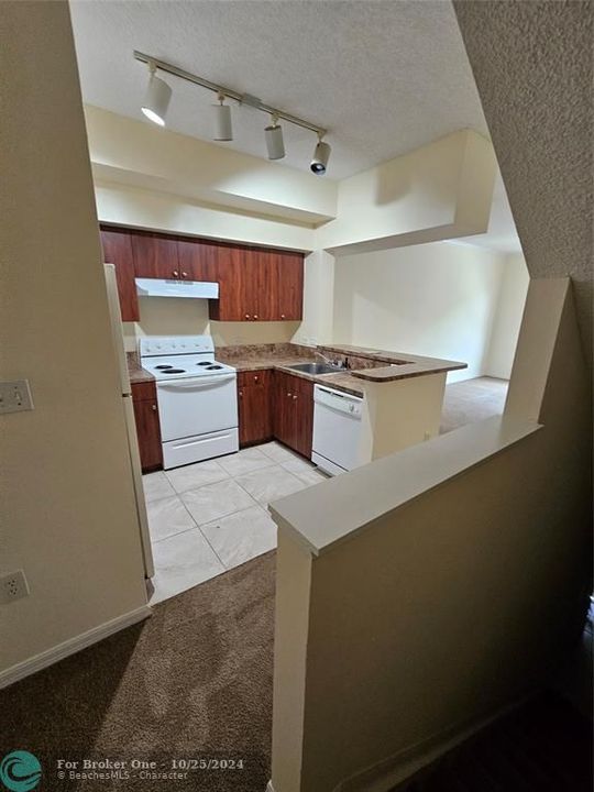 For Sale: $325,000 (1 beds, 1 baths, 859 Square Feet)