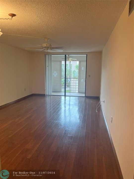 For Sale: $165,000 (1 beds, 1 baths, 830 Square Feet)