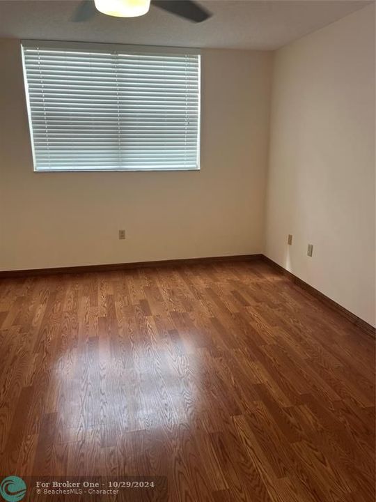 For Sale: $165,000 (1 beds, 1 baths, 830 Square Feet)