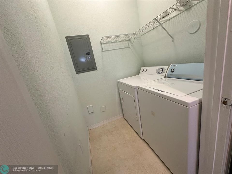 For Rent: $2,200 (2 beds, 2 baths, 1079 Square Feet)