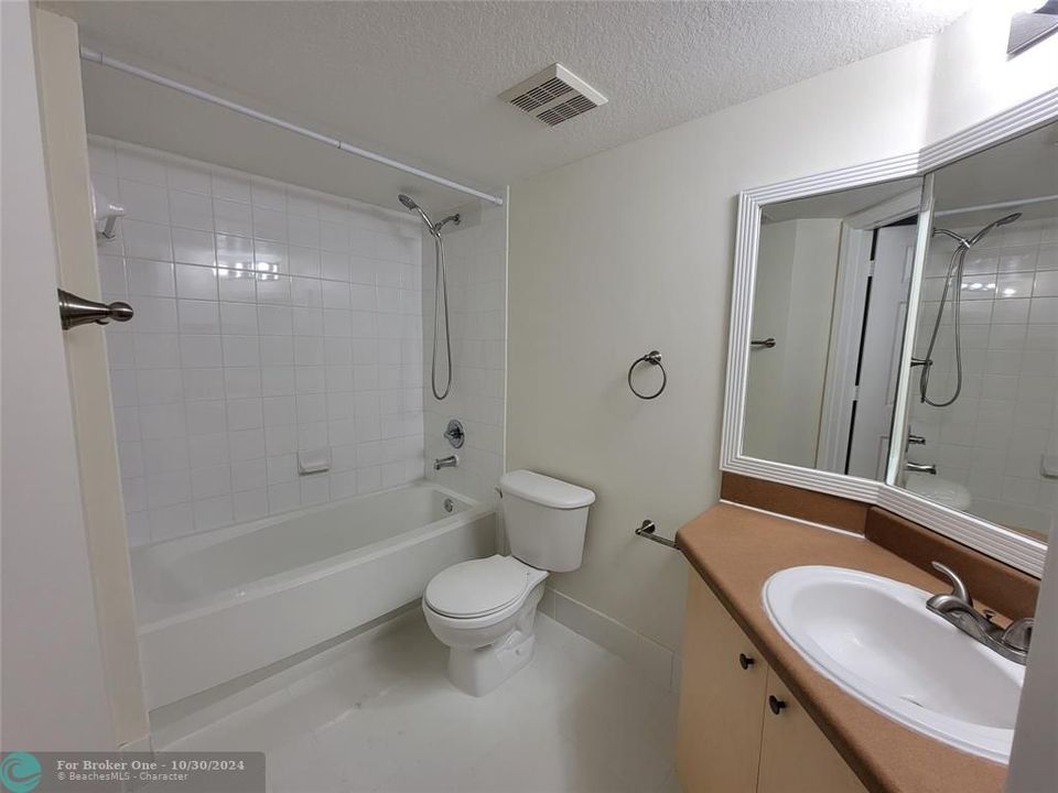 For Sale: $230,000 (2 beds, 2 baths, 1060 Square Feet)