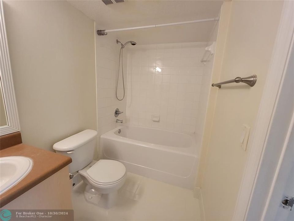 For Sale: $230,000 (2 beds, 2 baths, 1060 Square Feet)