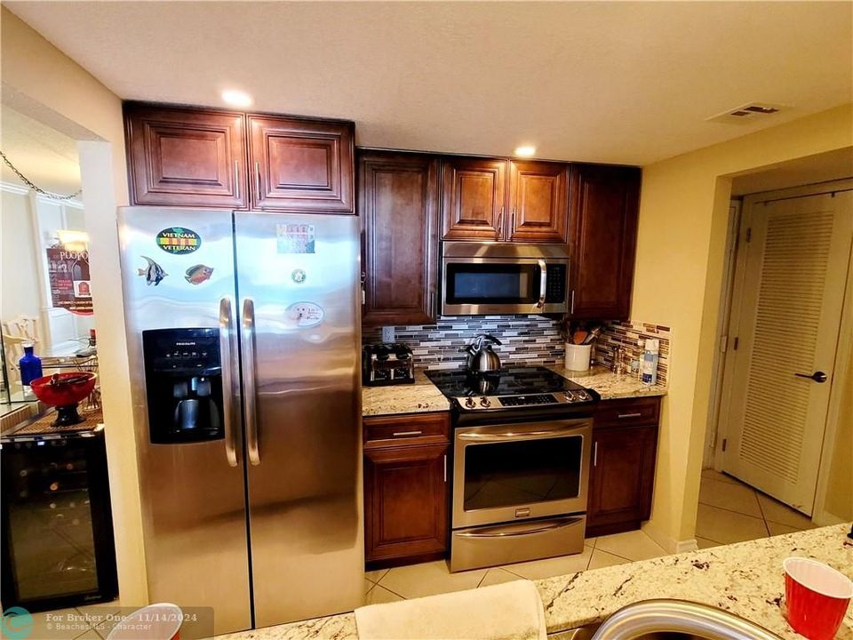 For Rent: $4,000 (1 beds, 1 baths, 947 Square Feet)