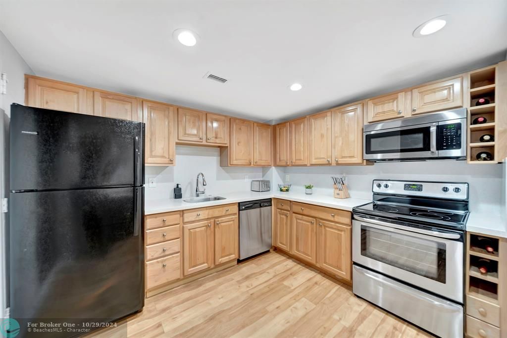 For Sale: $369,000 (2 beds, 2 baths, 1250 Square Feet)