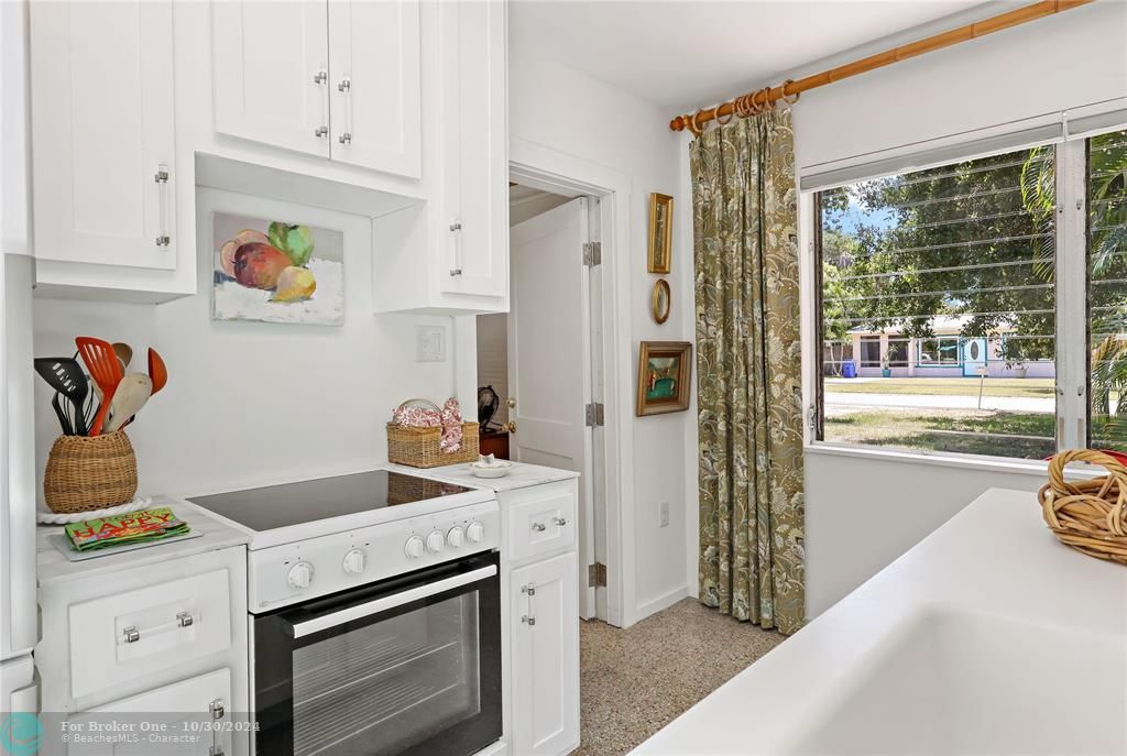 For Sale: $359,000 (3 beds, 2 baths, 1100 Square Feet)