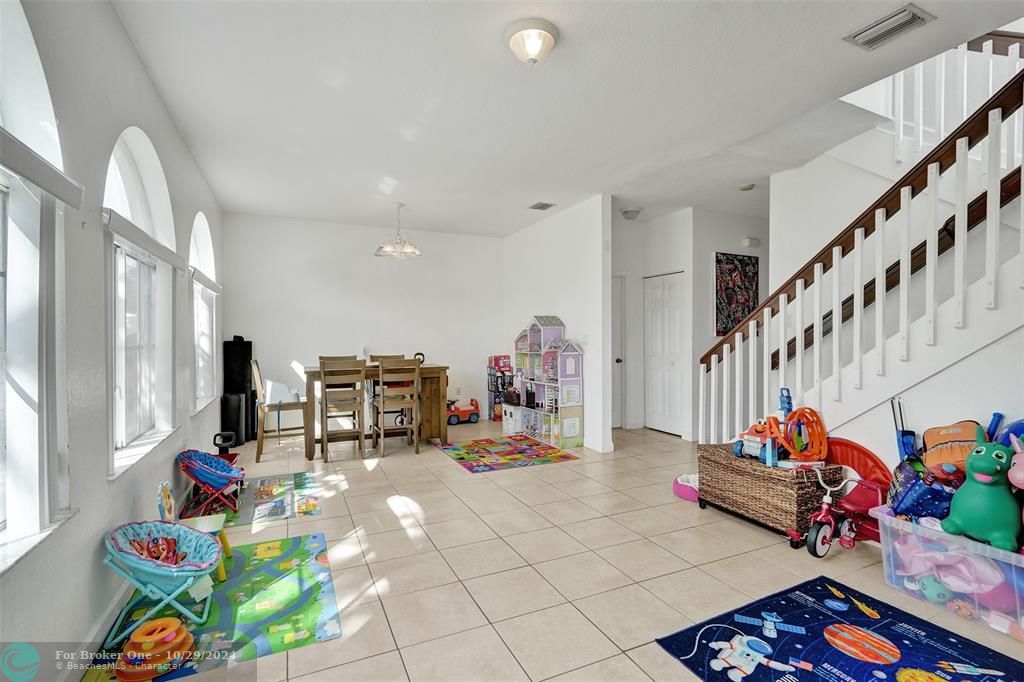 For Sale: $369,000 (3 beds, 2 baths, 1750 Square Feet)