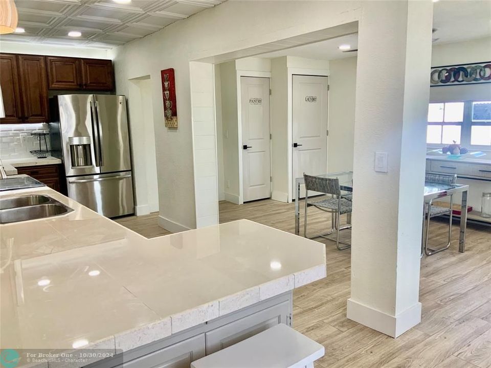 En Venta: $469,000 (4 camas, 2 baños, 1601 Pies cuadrados)