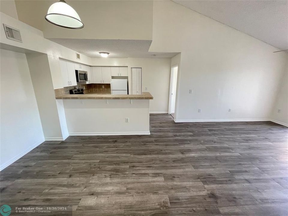 For Sale: $220,000 (2 beds, 2 baths, 1075 Square Feet)