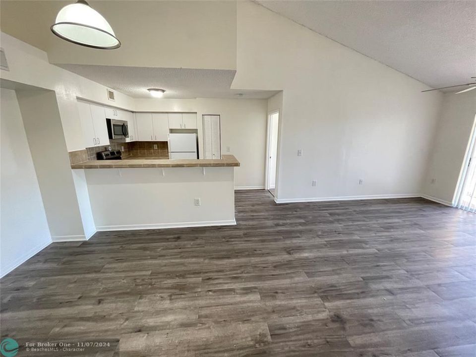 For Sale: $220,000 (2 beds, 2 baths, 1075 Square Feet)