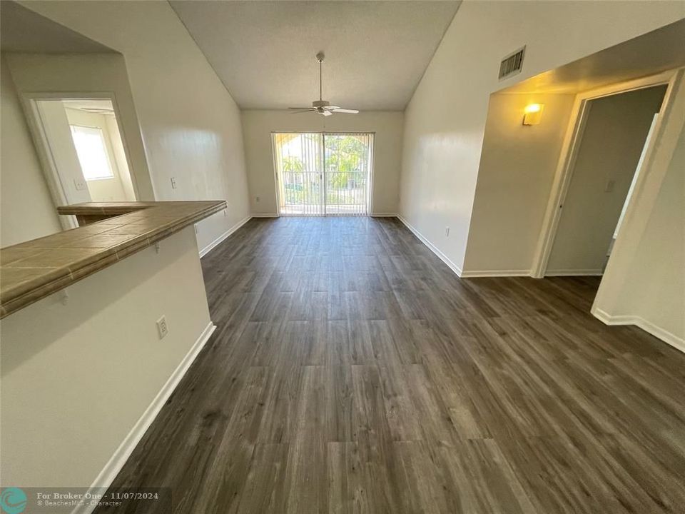 For Sale: $220,000 (2 beds, 2 baths, 1075 Square Feet)