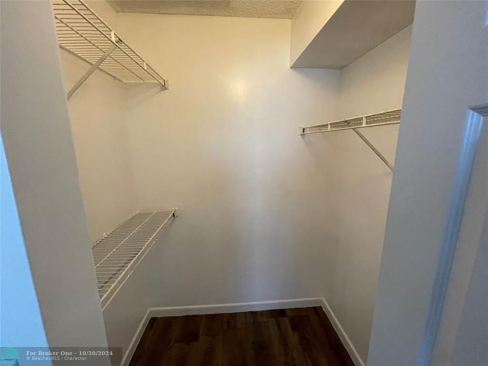 For Sale: $220,000 (2 beds, 2 baths, 1075 Square Feet)