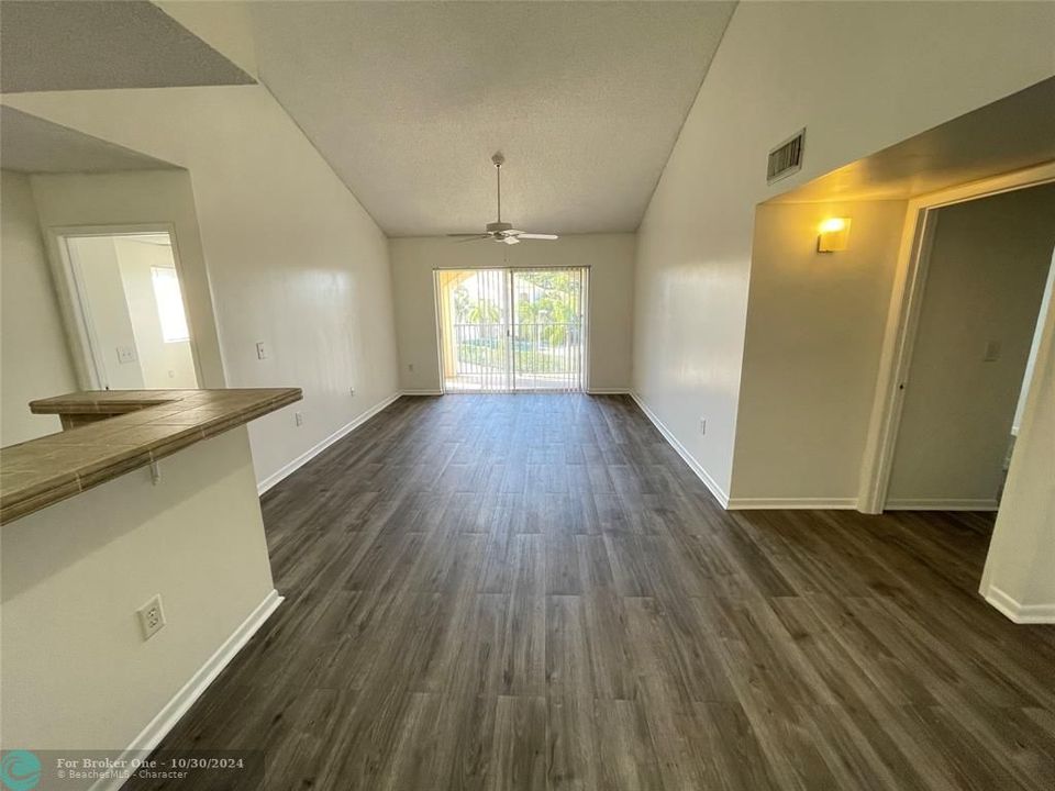 For Sale: $220,000 (2 beds, 2 baths, 1075 Square Feet)