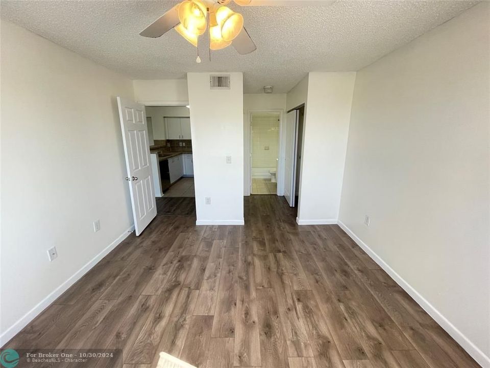 For Sale: $220,000 (2 beds, 2 baths, 1075 Square Feet)