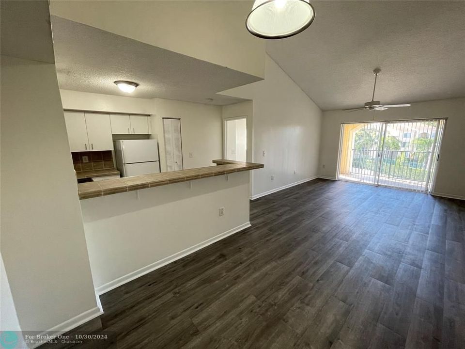 For Sale: $220,000 (2 beds, 2 baths, 1075 Square Feet)