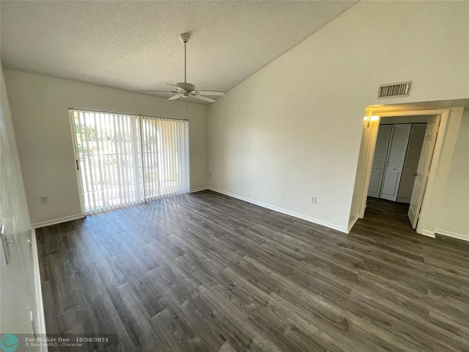 For Sale: $220,000 (2 beds, 2 baths, 1075 Square Feet)