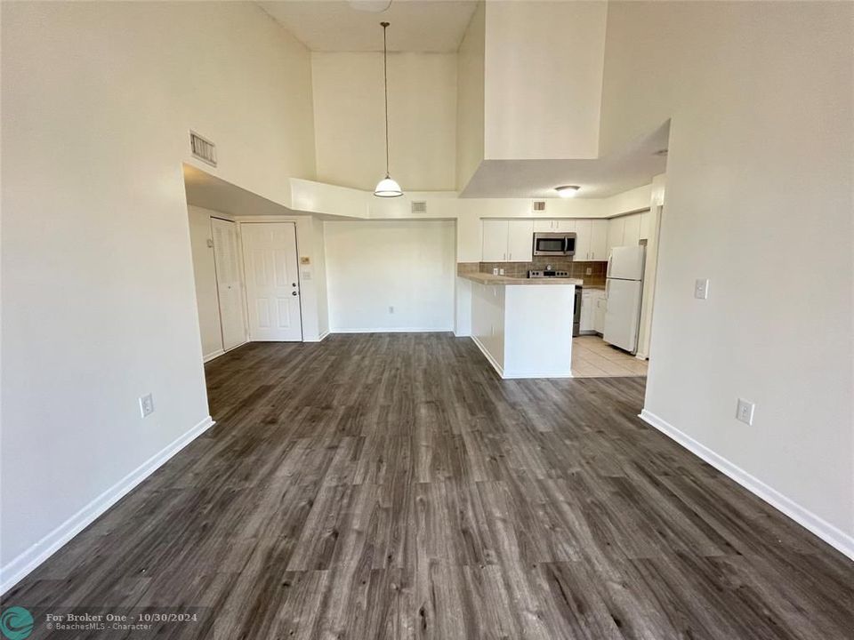 For Sale: $220,000 (2 beds, 2 baths, 1075 Square Feet)