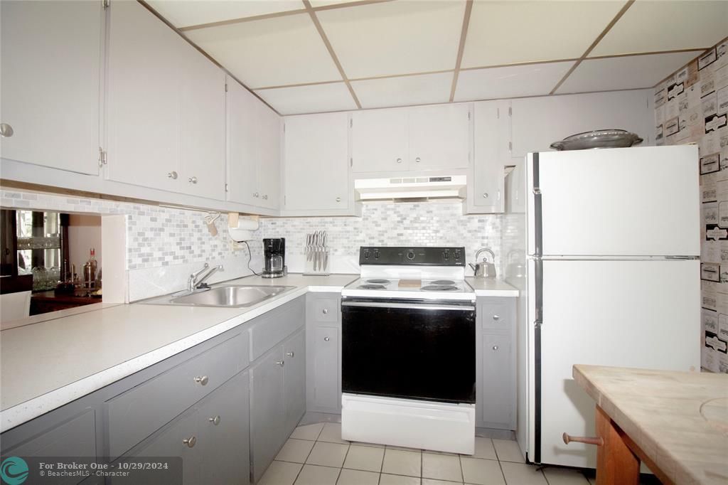 For Sale: $95,000 (1 beds, 1 baths, 768 Square Feet)