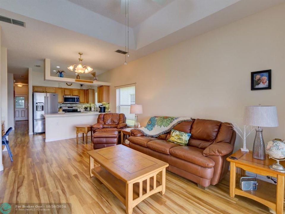 For Sale: $279,000 (2 beds, 2 baths, 1376 Square Feet)