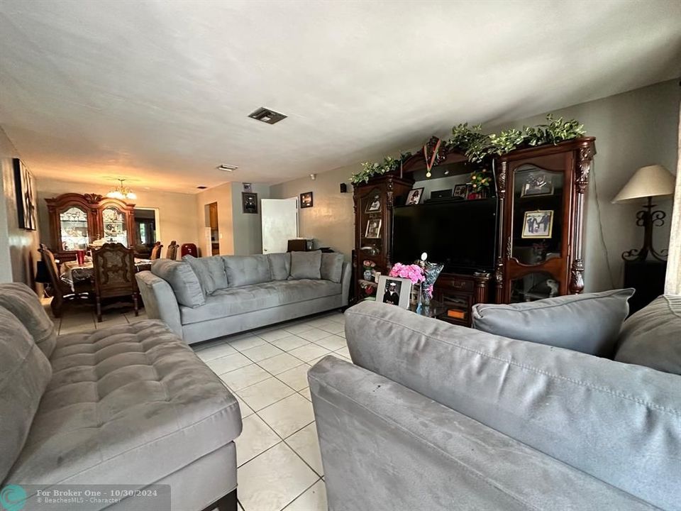 For Sale: $449,000 (3 beds, 2 baths, 1611 Square Feet)