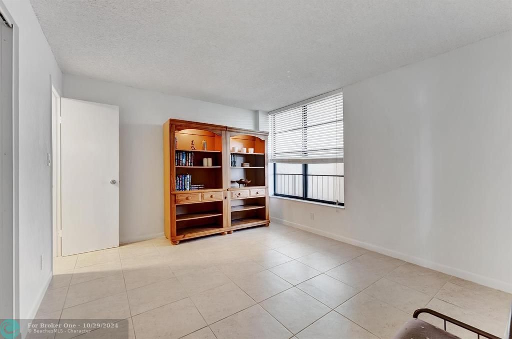 For Sale: $375,000 (2 beds, 2 baths, 1095 Square Feet)