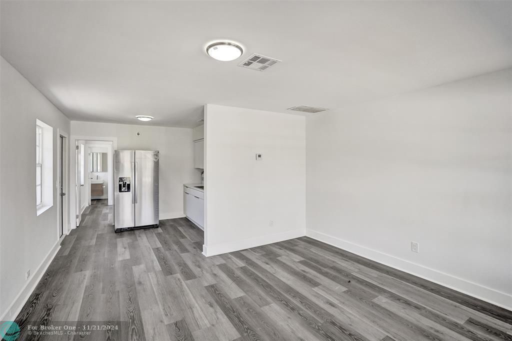 For Sale: $1,800 (1 beds, 1 baths, 2567 Square Feet)