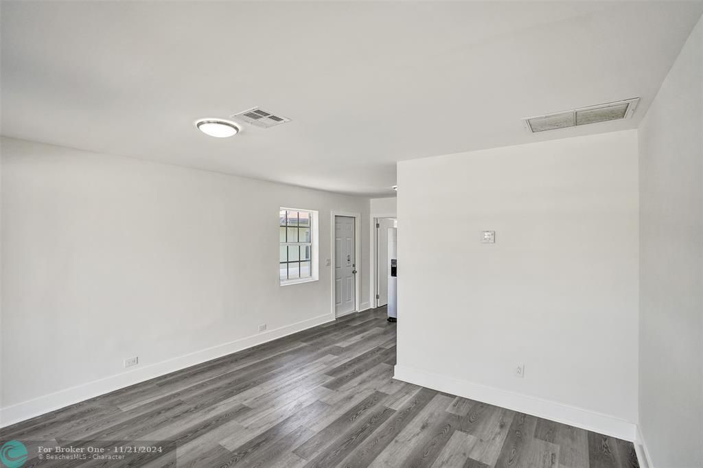 For Sale: $1,800 (1 beds, 1 baths, 2567 Square Feet)