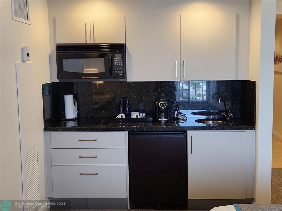 For Sale: $499,000 (1 beds, 1 baths, 465 Square Feet)