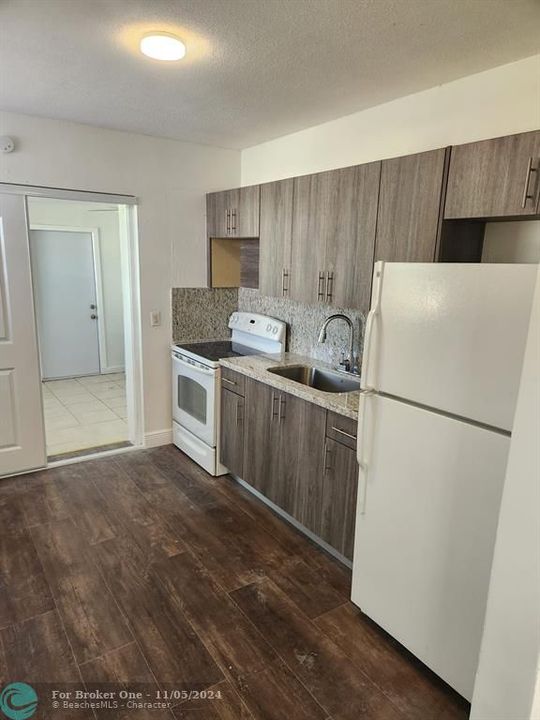 Active With Contract: $2,350 (3 beds, 1 baths, 980 Square Feet)