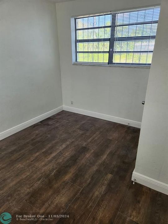 Active With Contract: $2,350 (3 beds, 1 baths, 980 Square Feet)