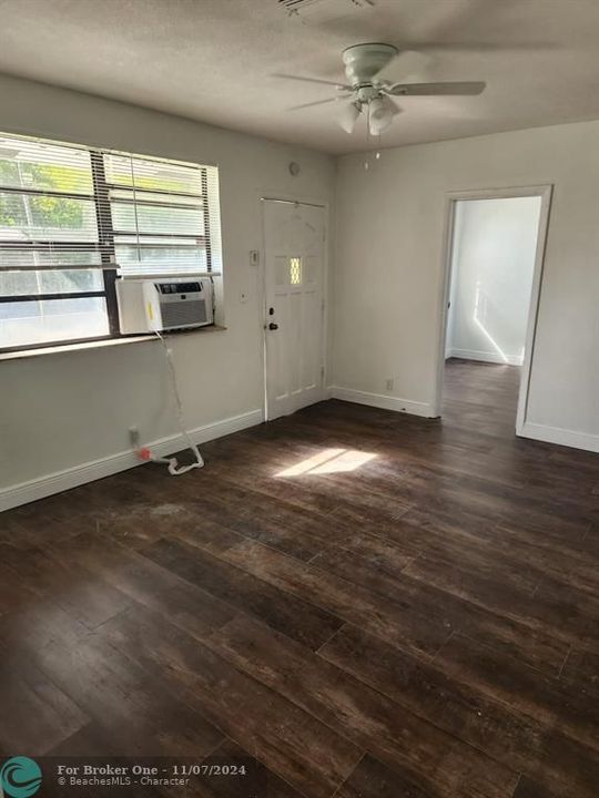 Active With Contract: $2,350 (3 beds, 1 baths, 980 Square Feet)