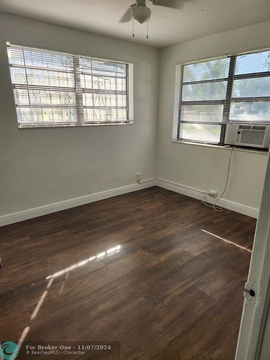 Active With Contract: $2,350 (3 beds, 1 baths, 980 Square Feet)