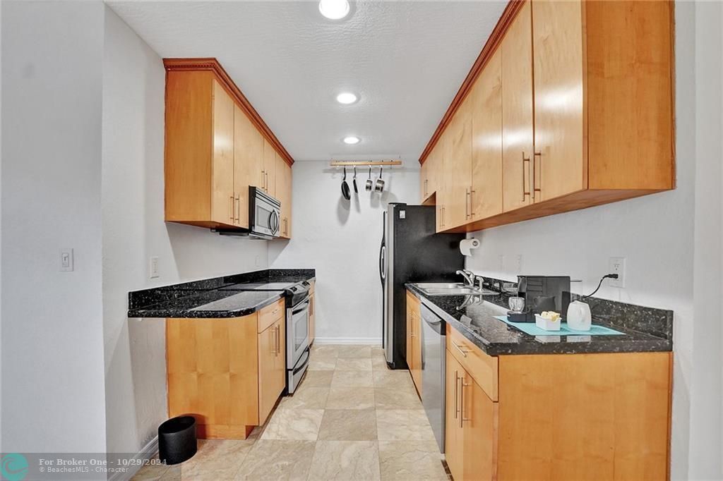 For Sale: $289,000 (2 beds, 2 baths, 781 Square Feet)