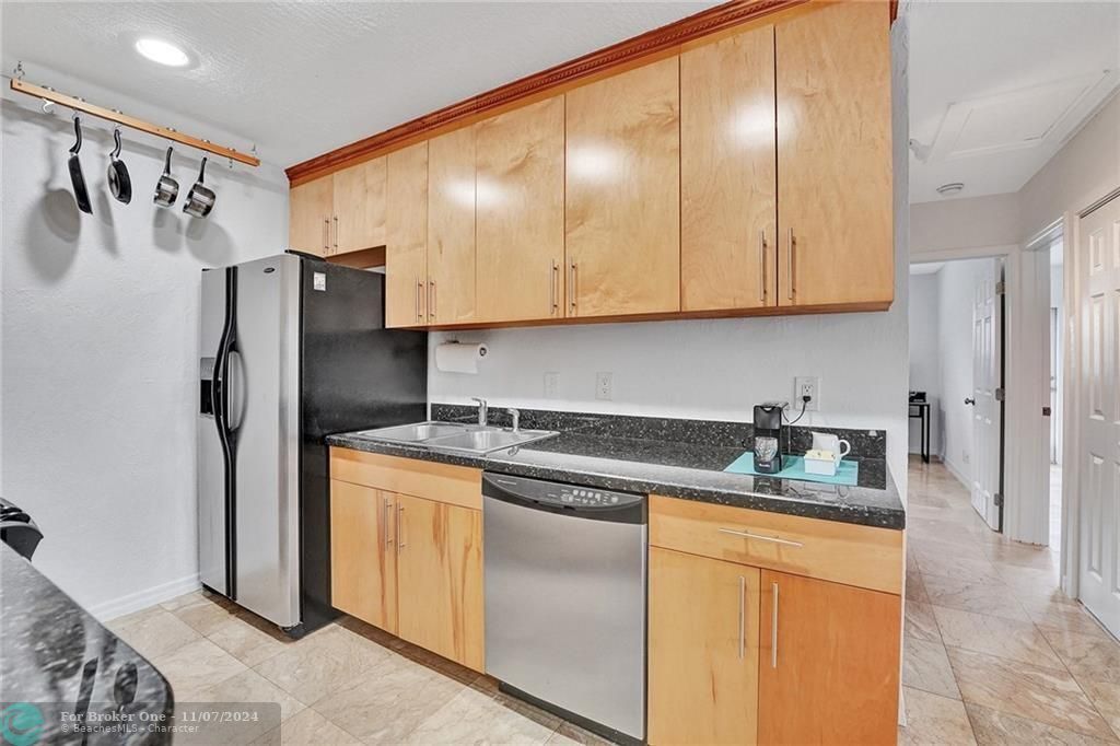 For Sale: $289,000 (2 beds, 2 baths, 781 Square Feet)