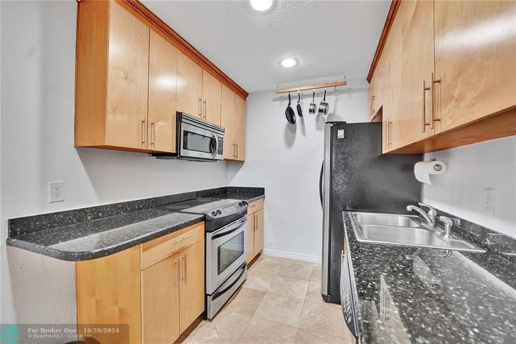 For Sale: $289,000 (2 beds, 2 baths, 781 Square Feet)