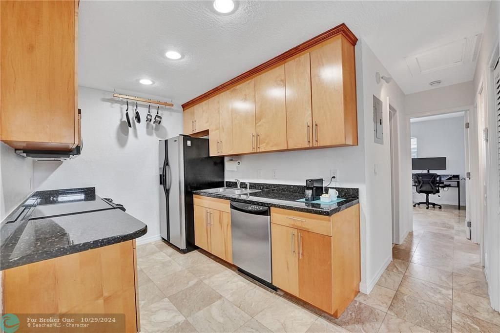 For Sale: $289,000 (2 beds, 2 baths, 781 Square Feet)