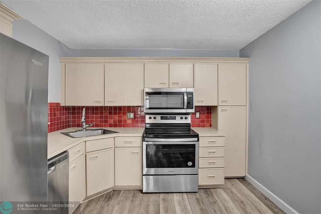 For Sale: $299,900 (2 beds, 2 baths, 978 Square Feet)